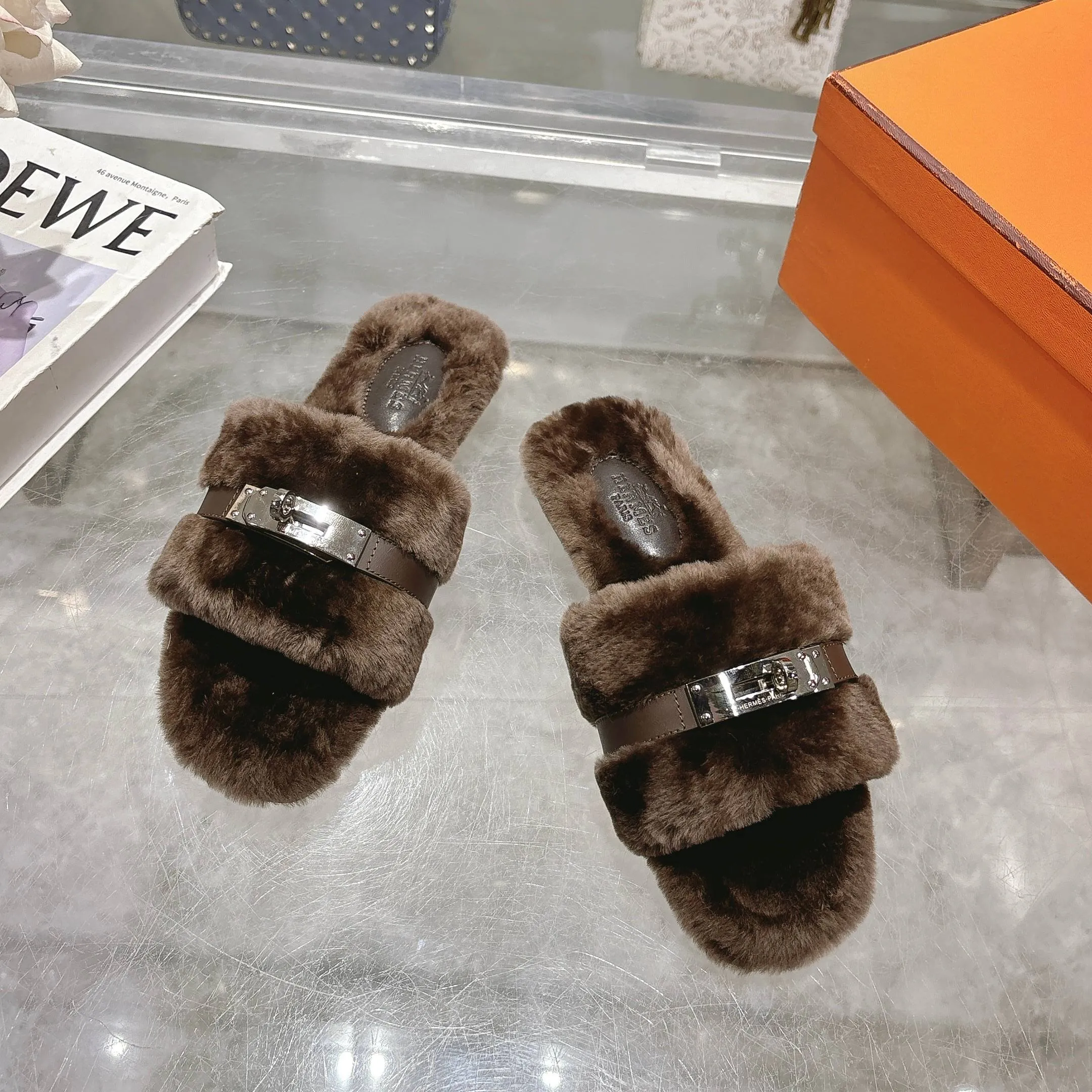 👟👟Ex-factory price 500👟👟 Purchasing agent level Hermes Hermès second uncle hair slippers are in stock all year round. 2025 new and new colors official website, Xiaohongshu synchronizes the latest color matching Hermès hot models are hot online, upgraded workmanship, high quality! Fashionable small wool H-trailers, autumn and winter style flat-soled wool mop, can be customized without standard, non-refundable and non-exchangeable. Fabric: Imported lamb's roll real wool. Lining: Imported lamb's roll real wool. Outsole: Genuine leather outsole. Size: 35-43, [Note: 41, 42, 43 customized]